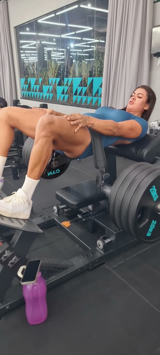 Michele realizando elevação de quadril