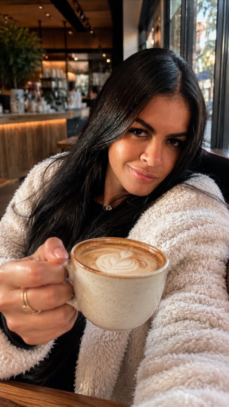 Michele tomando um café